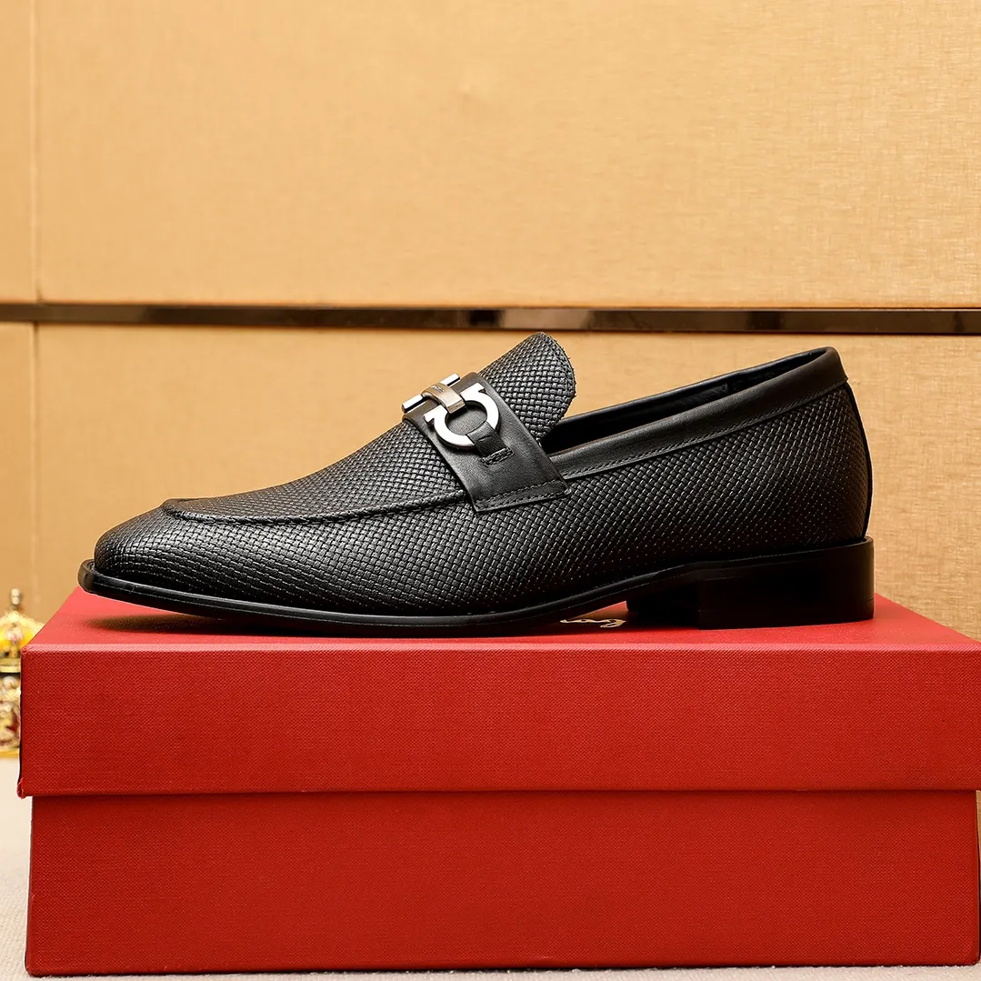 Men's shoes 💰462 💐 Product trademark: Ferragamo "Ferragamo" casual leather shoes Regular size: 38-44 (45.46🉑️customized) Product materials: Selected imported first-layer calfskin embossed upper + luxury hardware buckle, imported water-dyed cow leather lining. Strong three-dimensional visual effect, original outsole color: 2 colors available